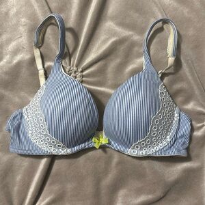 Victoria’s Secret Push up Bra (34B)